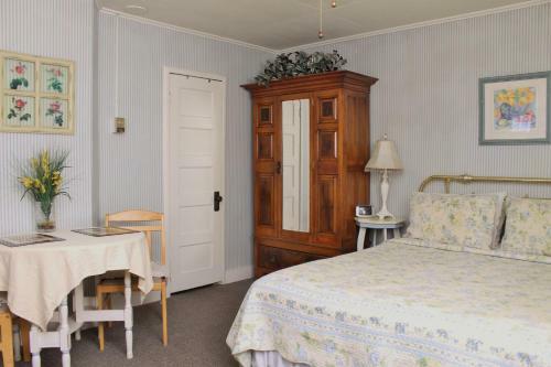 Piety Hill Cottages Motel And Bed And Breakfast