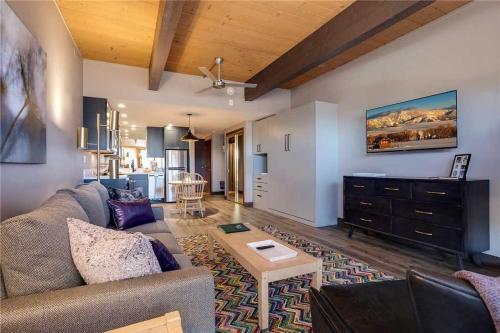West Condominiums - W3204