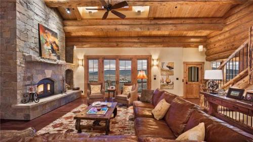 Panorama Lodge North: Luxury Log Home With Hot Tub, Elevator, Views (5br)