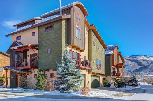 Upscale Majestic Valley Townhome