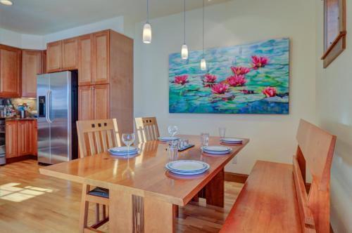 Upscale Majestic Valley Townhome