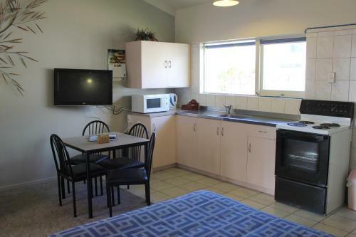 Jack & Di's Lakefront Motel
