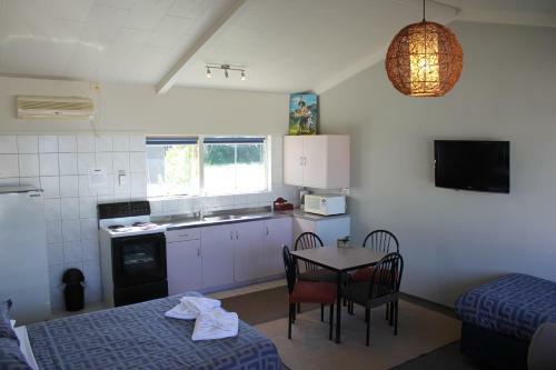 Jack & Di's Lakefront Motel