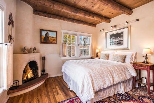 1 Bedroom - 5 Min. Walk To Canyon Rd. - El Caminito