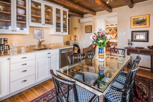 1 Bedroom - 5 Min. Walk To Canyon Rd. - El Caminito