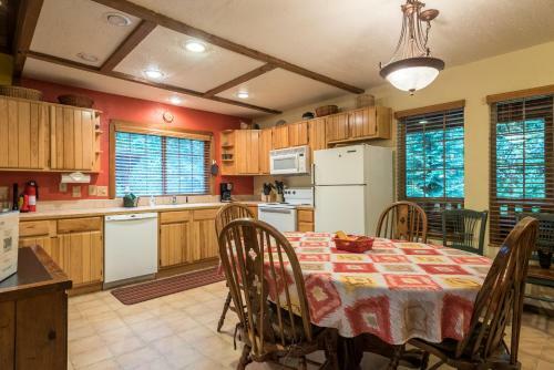 Henry Creek Cabin Two-bedroom Chalet