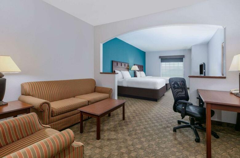 Hotel Comfort Inn & Suites Near Comanche Peak
