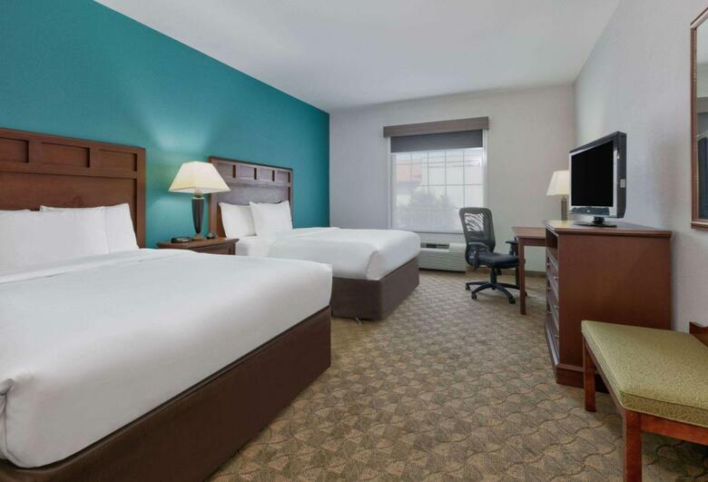 Hotel Comfort Inn & Suites Near Comanche Peak