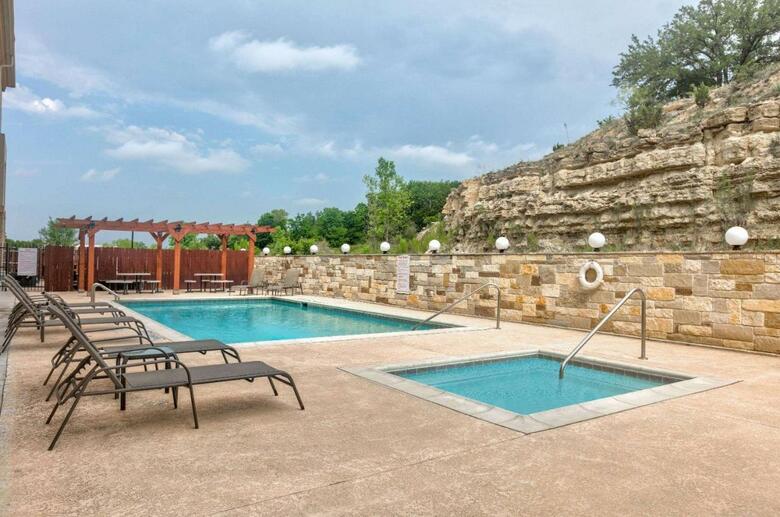 Hotel Comfort Inn & Suites Near Comanche Peak