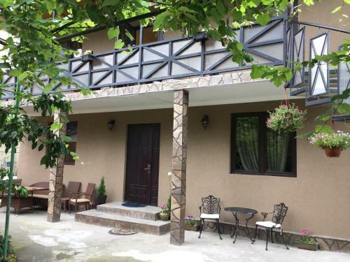 Hostal D'emil Guest House