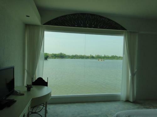 Hotel Baan Talay See Cream Resort