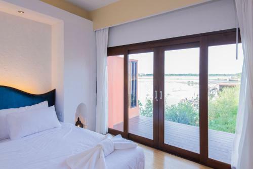 Hotel Baan Talay See Cream Resort