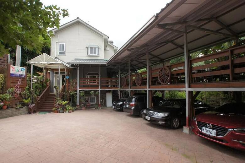 Hotel Music House Homestay
