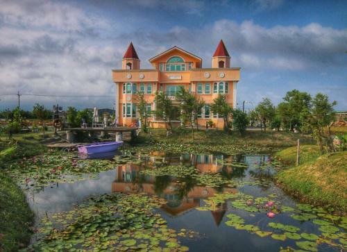 Love Lake Castle