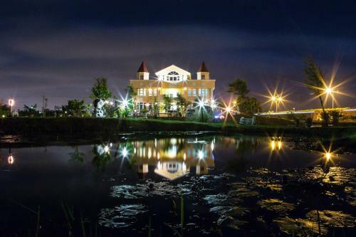 Love Lake Castle