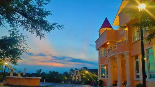 Love Lake Castle