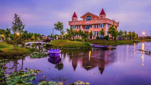 Love Lake Castle