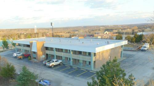 Hotel Lakes Inn