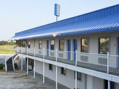 Hotel Motel 6 Winnie