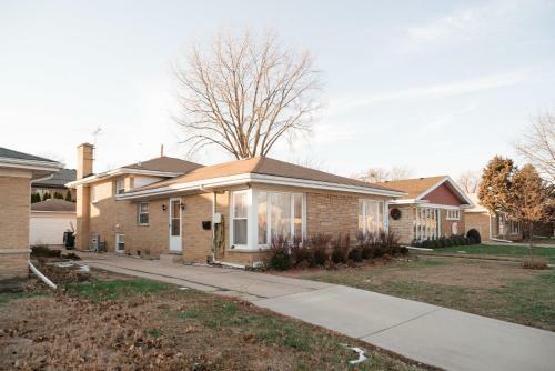 Beautiful Home! 25 Minutes To Downtown Chicago