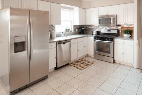 Beautiful Home! 25 Minutes To Downtown Chicago