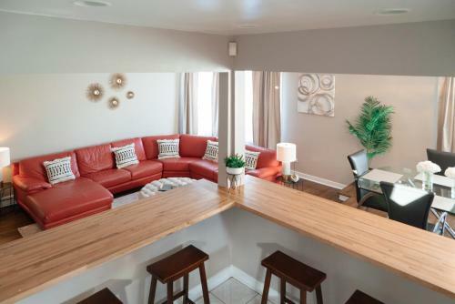 Beautiful Home! 25 Minutes To Downtown Chicago