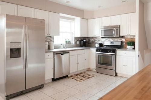Beautiful Home! 25 Minutes To Downtown Chicago