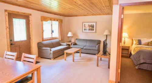Lodge Hanging Horn Lakeside Resort