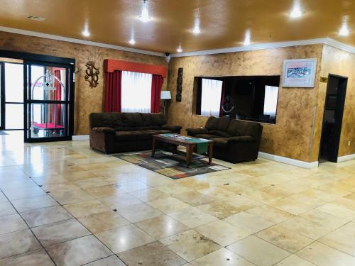 Hotel Hiway Inn Express & Suites