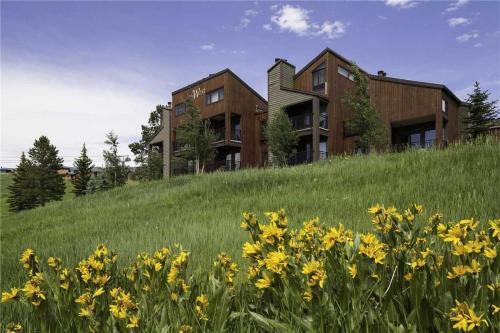 West Condominiums - W3433