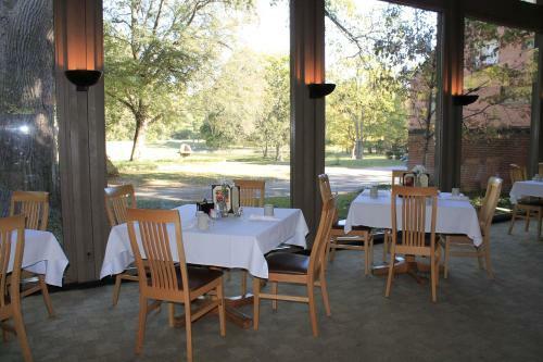 Hotel New Harmony Inn Resort And Conference Center