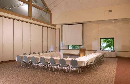 Hotel New Harmony Inn Resort And Conference Center