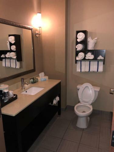 Hotel Countryview Inn & Suites