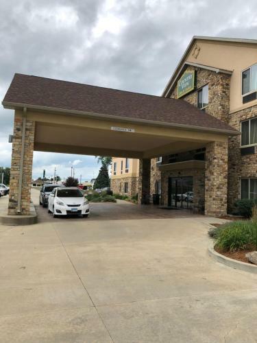 Hotel Countryview Inn & Suites