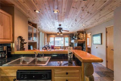 1110 Trappeur's Lodge, Trappeur's Crossing