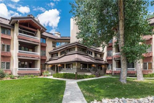 1110 Trappeur's Lodge, Trappeur's Crossing