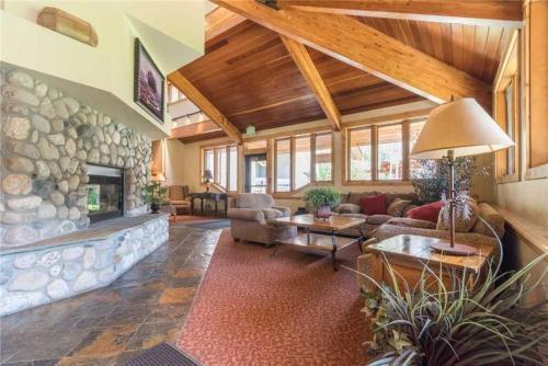 1110 Trappeur's Lodge, Trappeur's Crossing