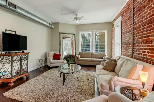 Jbh 115 W 2nd Apt #1