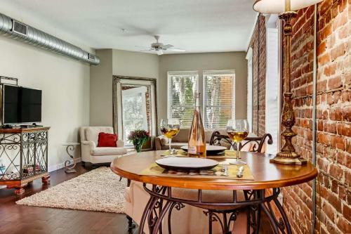 Jbh 115 W 2nd Apt #1