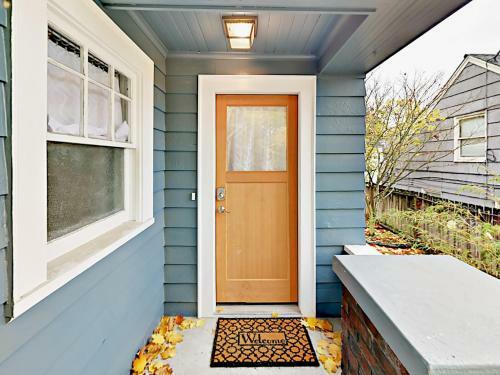 1302 N 49th St Apartment Upper Unit Apts