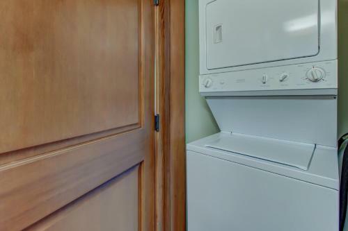 Eagle Springs East 101: Red-wing Suite