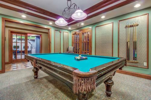 Eagle Springs East 101: Red-wing Suite