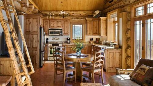 See Me Lodge - Custom Lodge Home With Room For Everyone!