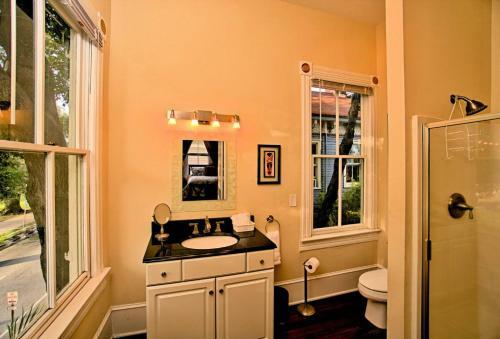3 Bedroom Victorian Stunner On Forsyth Park