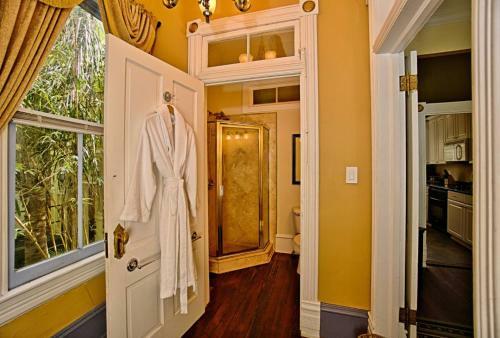 3 Bedroom Victorian Stunner On Forsyth Park