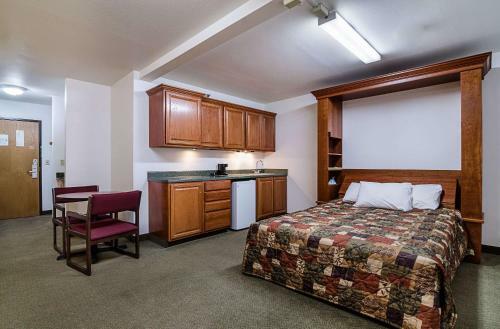 Hotel Rodeway Inn Larned