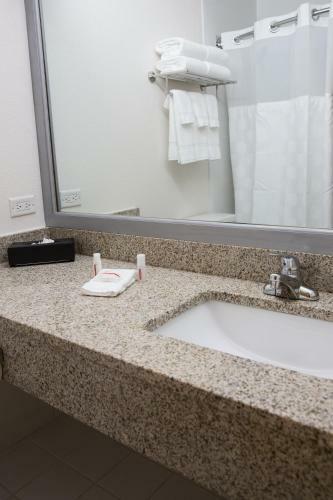 Hotel Ramada Plaza By Wyndham Chicago North Shore