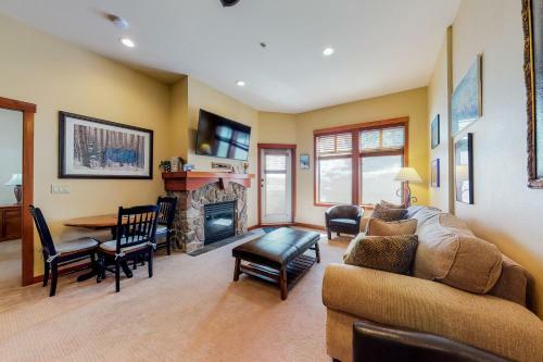 Eagle Springs East 107: Lady Fern Suite