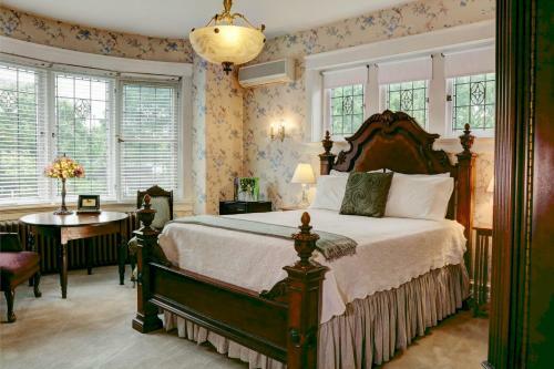 Olde Square Inn Bed And Breakfast