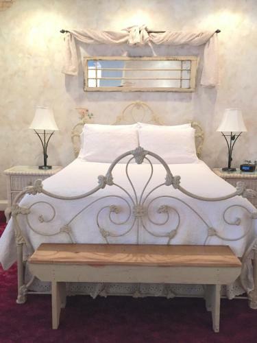 Olde Square Inn Bed And Breakfast